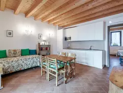 Bild zur gratis inserierten Ferienwohnung Zweizimmerwohnung mit Doppelbett und zwei Schlafsofas.