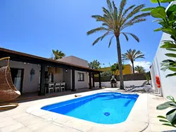 Bild zur gratis inserierten Ferienwohnung Komfortables Ferienhaus in Corralejo mit privatem Garten und beheiztem Pool.