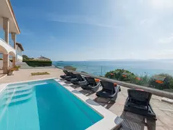 Bild zur gratis inserierten Ferienwohnung Verträumte Villa mit privatem Pool und Liegewiese.