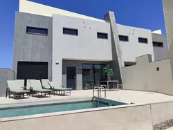 Bild zur gratis inserierten Ferienwohnung Luxuriöse Villa mit privatem Pool und Bergblick.