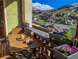 Bild zur gratis inserierten Ferienwohnung mit Blick in die Berge.