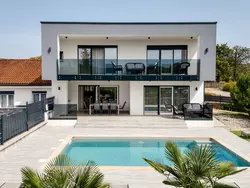 Bild zur gratis inserierten Ferienwohnung Schöne neue Villa mit Pool in Strandnähe.