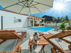 Bild zur gratis inserierten Ferienwohnung Strandhaus mit Pool in Meeresnähe.