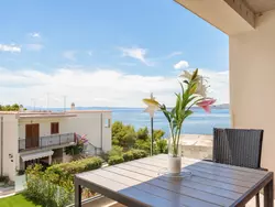 Bild zur gratis inserierten Ferienwohnung Wohnung mit Blick auf das Wasser.