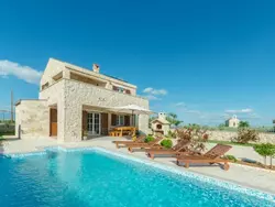 Bild zur gratis inserierten Ferienwohnung Steinvilla mit Pool, Meerblick, Nähe Sandstrand.