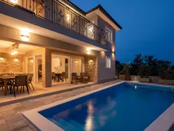 Bild zur gratis inserierten Ferienwohnung Luxuriöse Villa mit Salzwasserpool in einer ruhigen Gegend.