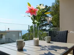Bild zur gratis inserierten Ferienwohnung Wohnung mit Blick auf das Wasser.