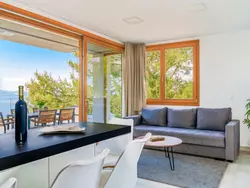 Bild zur gratis inserierten Ferienwohnung Wohnung mit Blick auf das Wasser.