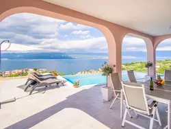 Bild zur gratis inserierten Ferienwohnung Luxuriöses Appartement Grohot mit privatem Infinity-Pool.