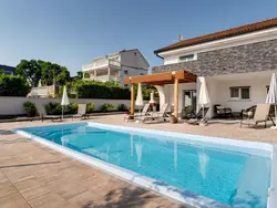 Bild zur gratis inserierten Ferienwohnung Schönes Haus in Pinezići mit privatem Parkplatz.