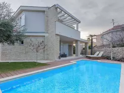 Bild zur gratis inserierten Ferienwohnung Luxuriöse Villa White Rose mit Pool in der Nähe von Zrče Beach.