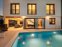 Bild zur gratis inserierten Ferienwohnung Brandneue Villa - Pool mit Panoramablick aufs Meer.