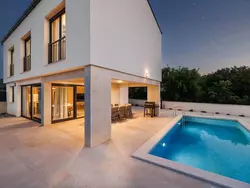 Bild zur gratis inserierten Ferienwohnung Brandneue Villa -beheizter Pool mit schönem Meerblick.