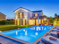 Bild zur gratis inserierten Ferienwohnung Villa Kamenica im mediterranen Stil mit Innen- und Außenpool.