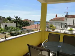 Bild zur gratis inserierten Ferienwohnung Wohnung "Niva 1" mit Blick auf das Wasser.