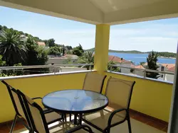 Bild zur gratis inserierten Ferienwohnung Wohnung "Niva 2" mit Blick auf das Wasser.