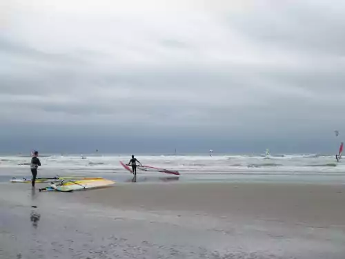 Holländische Küste mir Badegästen