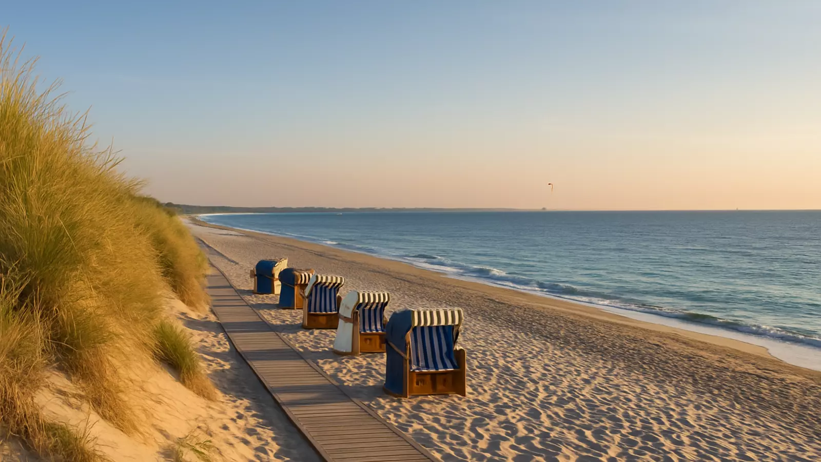 Weidefelder Strand bei Kappeln – breiter Sandstrand mit Dünenkante, Strandkörben und ruhiger Ostsee im Hintergrund.