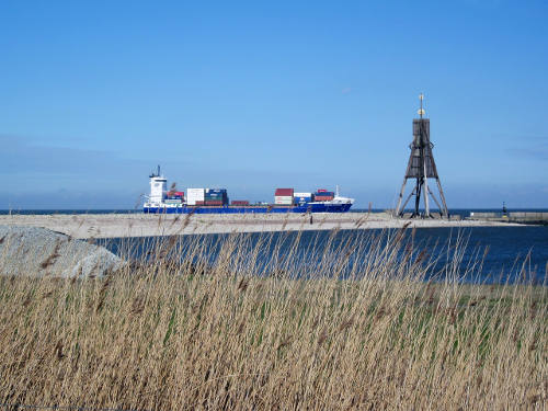 Die Alte Liebe mit Containerschiff auf der Elbe